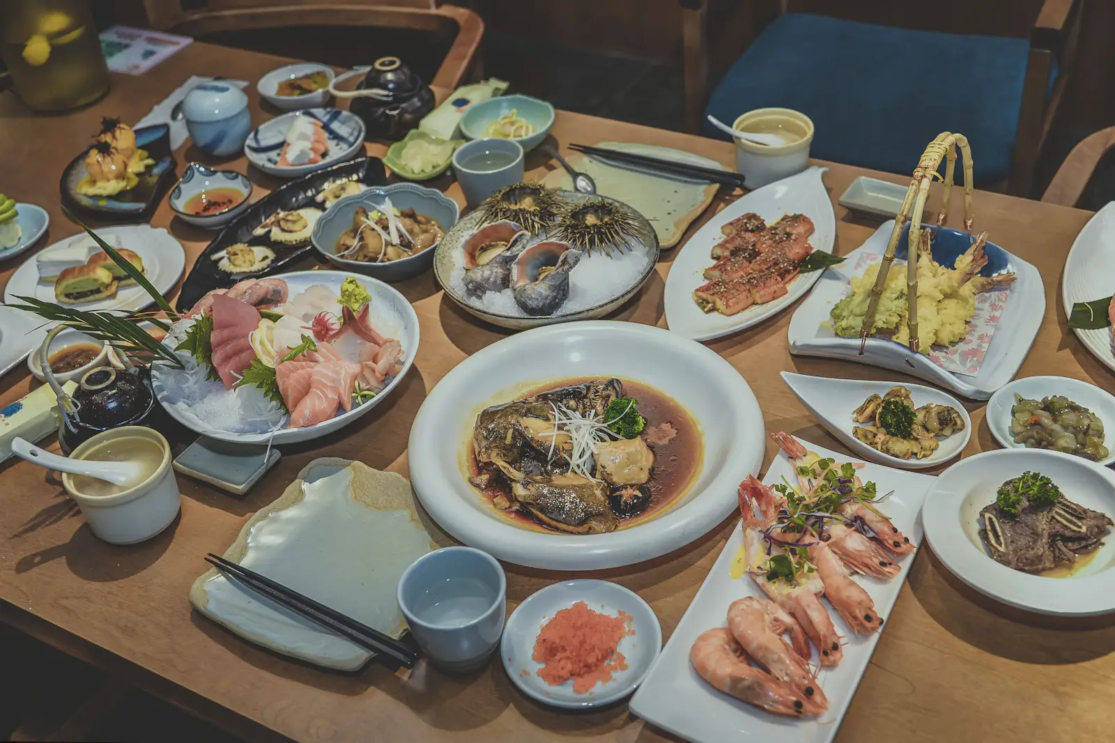 木のテーブルに並んだ料理