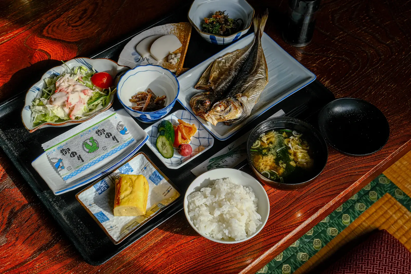 木の盆に載せた季節の料理